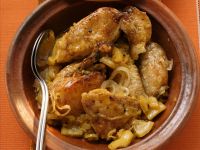 Tajine mit Schmorhähnchen und Zwiebeln Tajine mit Schmorhähnchen und Zwiebeln