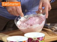 Beerenquark zu Brotsticks zubereiten