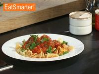 Hackbällchen mit Beilage anrichten