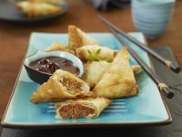 Teigtaschen mit Hackfleischfüllung und Sauce Rezept