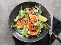 Teriyaki-Lachs mit Erdnüssen, Zuckerschoten und Reisnudeln Rezept