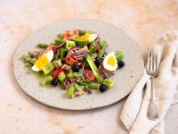 Thunfischsalat mit Oliven und Essig-Öl-Dressing Rezept