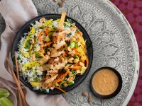 Tofu-Erdnuss-Spieße mit Mango-Koriander-Reis und Erdnusskernen Rezept