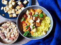 Tofu-Gemüse-Curry mit Reis und Nüssen Rezept