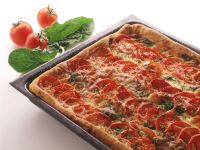 Tomaten-Hefekuchen mit Blattspinat und Räucherlachs Rezept