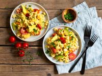 Tomaten-Rührei mit Avocado und Käse Rezept