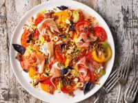 Tomatensalat, Bloody-Mary-Vinaigrette, Nuss-Quinoa Rezept