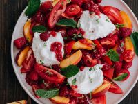 Tomatensalat mit Pfirsichen, Himbeeren und Burrata Rezept
