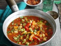 Tomatensuppe mit Hähnchenbrust und Gemüse Rezept