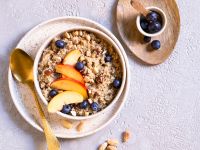 Vanille-Quinoa-Frühstück mit Nektarine, Heidelbeeren und Mandeln Rezept