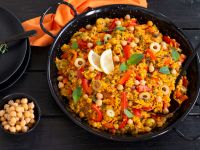 Vegane Paella mit Kichererbsen, Paprika, Oliven und Minze Rezept