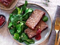 Veganer Nussbraten mit Pflaumenglasur
