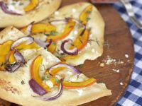 Vegetarischer Flammkuchen mit Kürbis und Ziegenfrischkäse Rezept