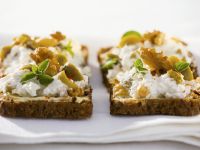 Vollkornbrot mit Walnussaufstrich Rezept