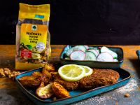 Walnuss-Schnitzel mit Ofenkartoffeln und Gurkensalat Rezept