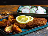 Walnuss-Schnitzel mit Ofenkartoffeln und Gurkensalat