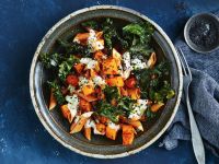 Warmer Linsennudelsalat mit Kürbis, Grünkohl und Tahini-Dressing Rezept