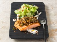 Wildlachs in Sesam-Pfeffer-Kruste, Gurke, Ingwer, Kardamomjoghurt Rezept