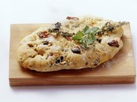 Würzige Focaccia mit Oliven und getrockneten Tomaten Rezept