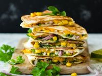 Würzige Quesadillas mit Salsa verde