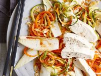 Zucchini-Möhren-Nudeln mit pochiertem Hähnchen Rezept