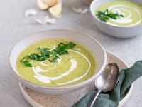 Zucchinisuppe getoppt mit Ziegenfrischkäse Rezept
