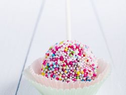 Cake-Pop mit Zuckerperlen