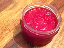 Fertige Chia-Marmelade in ein Glas füllen und 2 Stunden kühl stellen