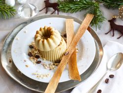 Weißes Espresso-Parfait aus Cashewsahne mit Haselnusskrokant