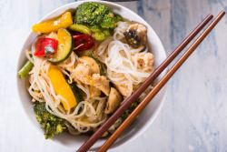 Konjaknudeln mit Gemüse in einer Schale