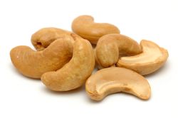 Cashewkerne auf weißem Hintergrund