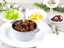 Hirschgulasch mit Rosmarin-Kartoffelwürfeln und Cranberry-Apfel-Relish