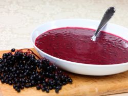 Teller voller Fliederbeersuppe bei Erkältung