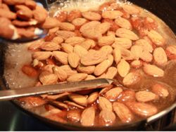 Die Mandeln zum Wasser-Zucker-Gemisch hinzugeben