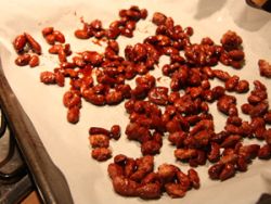 Die fertigen, gebrannten Mandeln auf einem Backblech auskühlen lassen