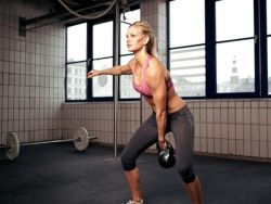 Frau macht Kettlebell-Übung Acht