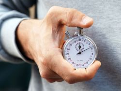 Sportlehrer mit einer Stoppuhr in der Hand