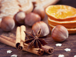 Verschiedene Wintergewürze und Orangenscheiben