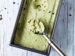 Avocado-Minz-Eis mit Schokolade Avocado-Minz-Eis mit Schokolade