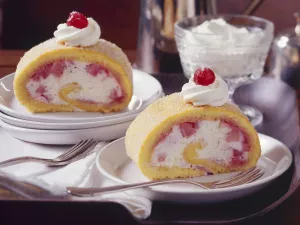 Biskuitrolle mit Rhabarberfüllung Biskuitrolle mit Rhabarberfüllung