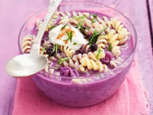 Blaubeer-Nudelsuppe
