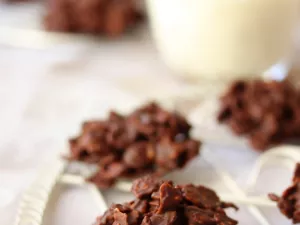 Cornflakes mit Schokolade und Mandeln