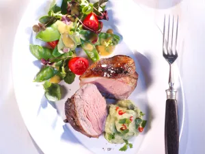 Gegrillte Lammhüftsteaks mit Chili-Avocado-Dip