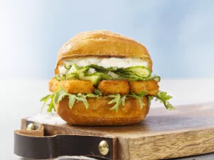 Hafenmeister Fischbrötchen Hafenmeister Fischbrötchen auf Holzbrett