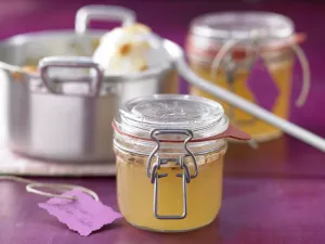 Holunderblüten-Gelee mit Mandelblättchen Holunderblüten-Gelee mit Mandelblättchen