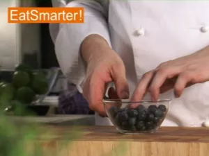 Wie Sie Heidelbeeren am besten verlesen und waschen