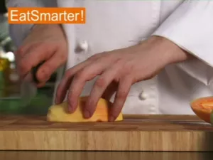 Wie Sie eine Papaya ganz einfach in Scheiben oder Würfel schneiden