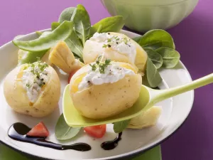 Kartoffeln mit Cottage Cheese und Rapunzelsalat Kartoffeln mit Cottage Cheese und Rapunzelsalat