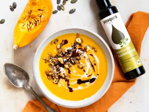 Kürbis-Sanddorn-Suppe mit Kürbiskernöl und kernigem Topping