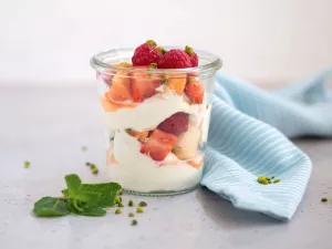 Obstsalat auf Quarkcreme mit Vanille Rezept